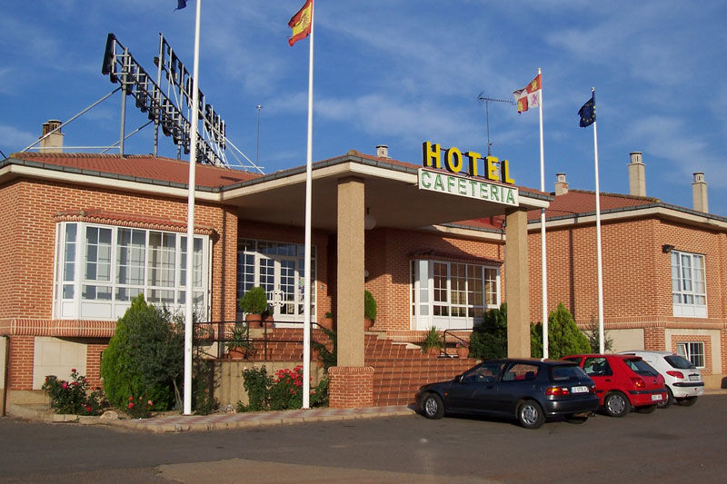 Mlc Benavente Hotel Exterior foto