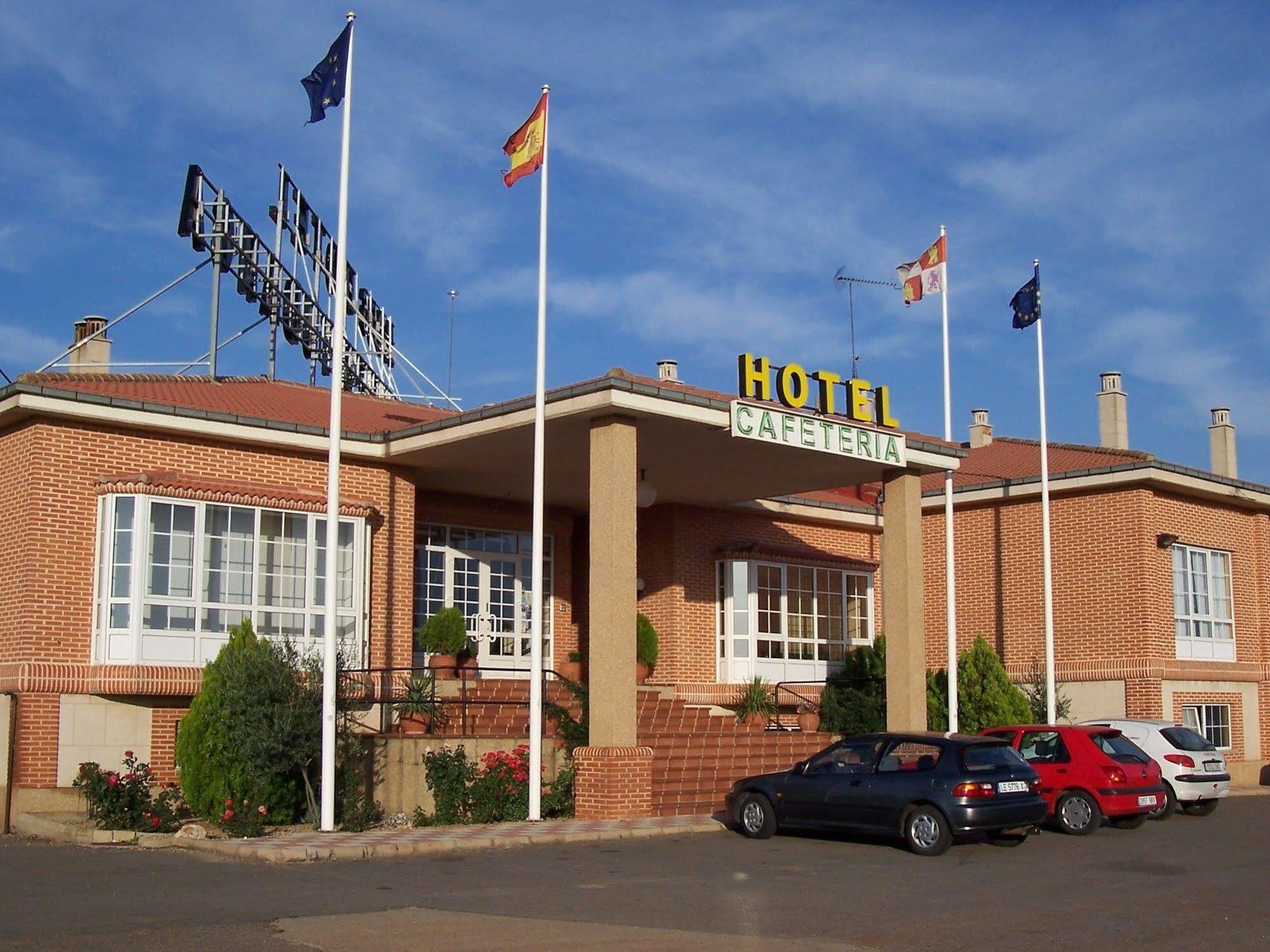 Mlc Benavente Hotel Exterior foto